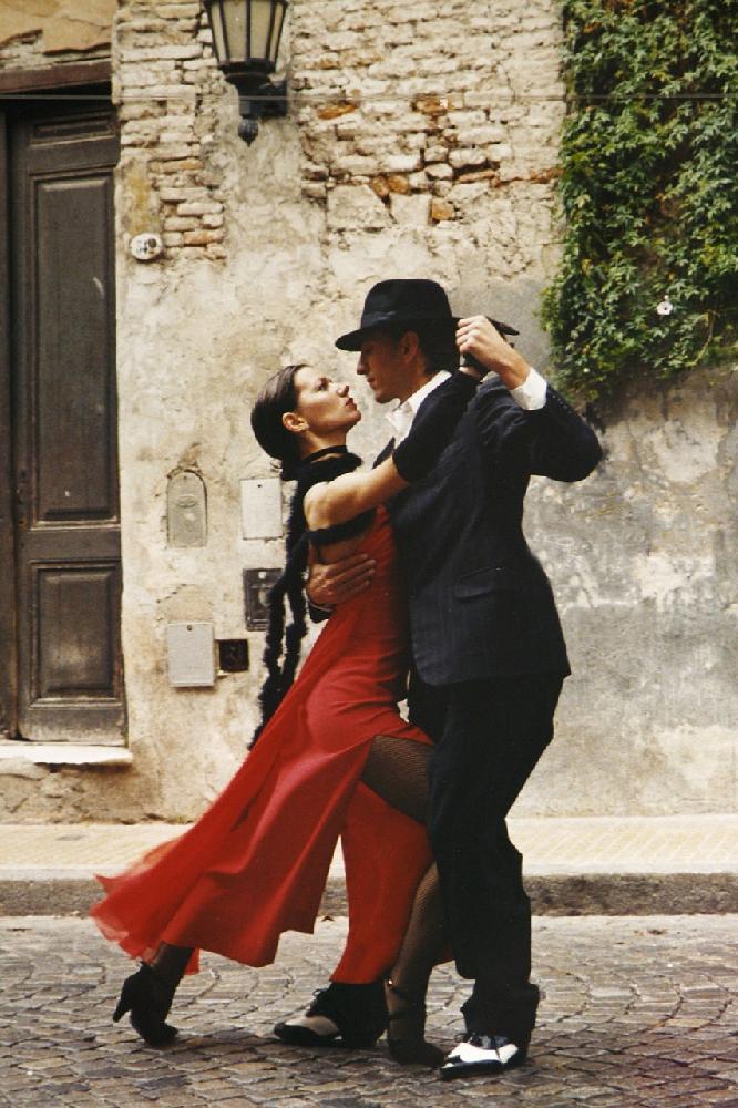Dlaczego warto nauczyć się tańczyć tango?