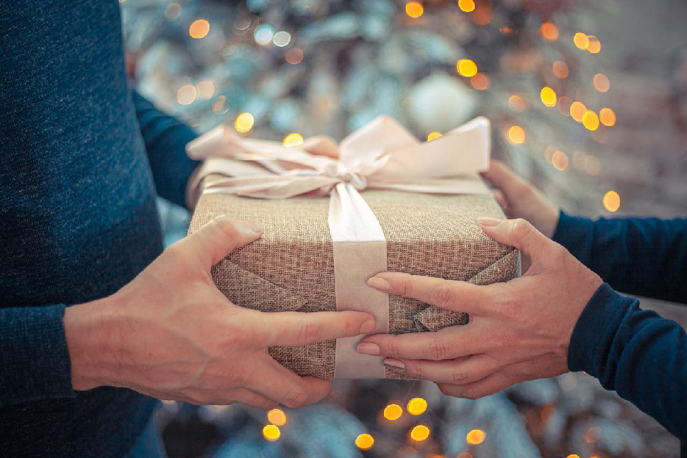 W czym podarować prezent ukochanej osobie? Wyjątkowe torby na prezent